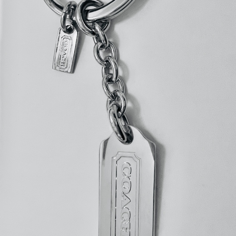 COACH KEYRING WITH TWO COACH HANG TAGES IN BOX - Picture 4 of 4
